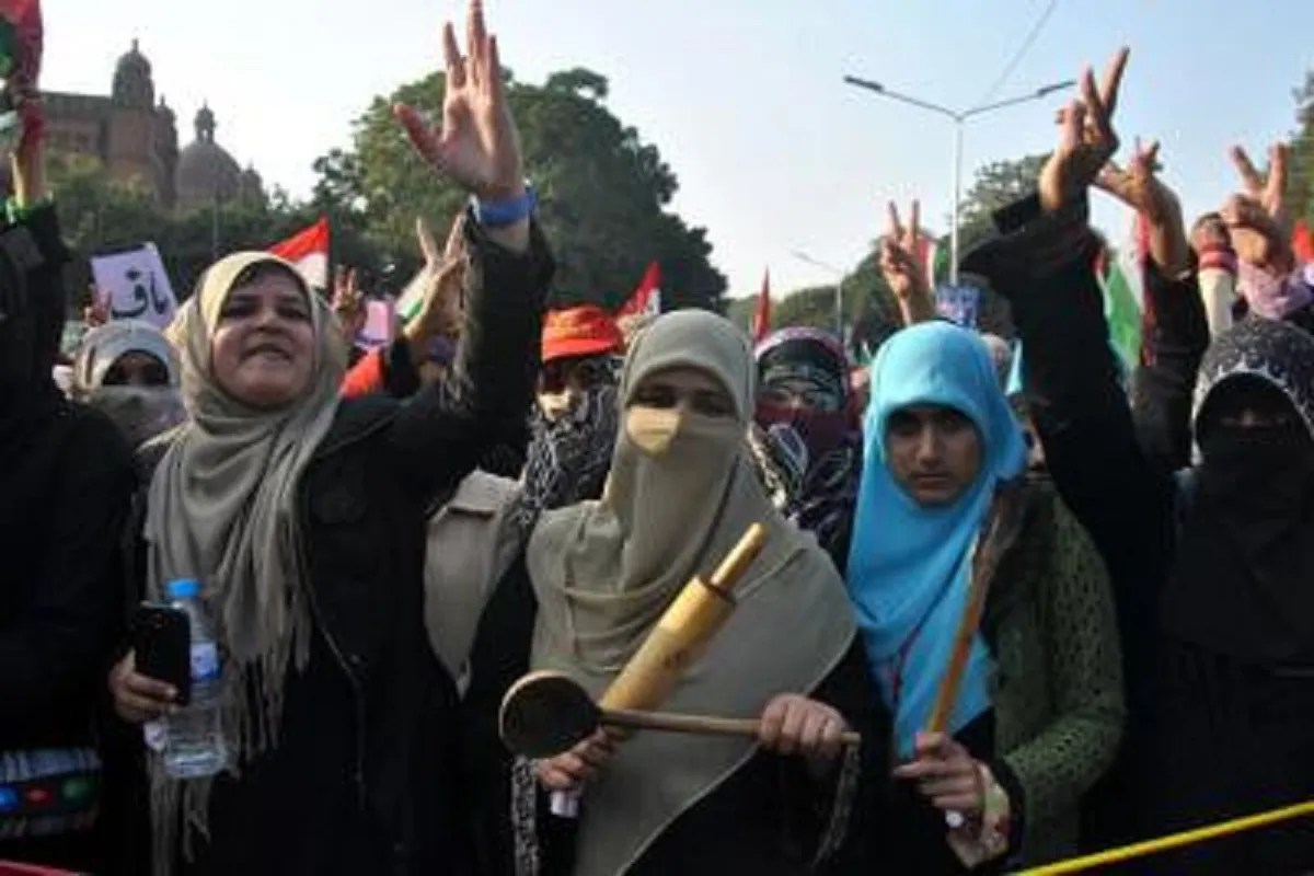 भूखा मरेगा पाकिस्तान, जंग के चलते सिर्फ 9 दिन की गैस बची, 27 दिन ही चलेगा पेट्रोल, रिपोर्ट में दावा