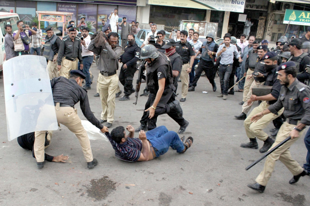 LPG किल्लत का पर्दाफाश करना पत्रकार को पड़ा भारी: पुलिस ने सड़क पर दौड़ा-दौड़ाकर पीटा, फिर…