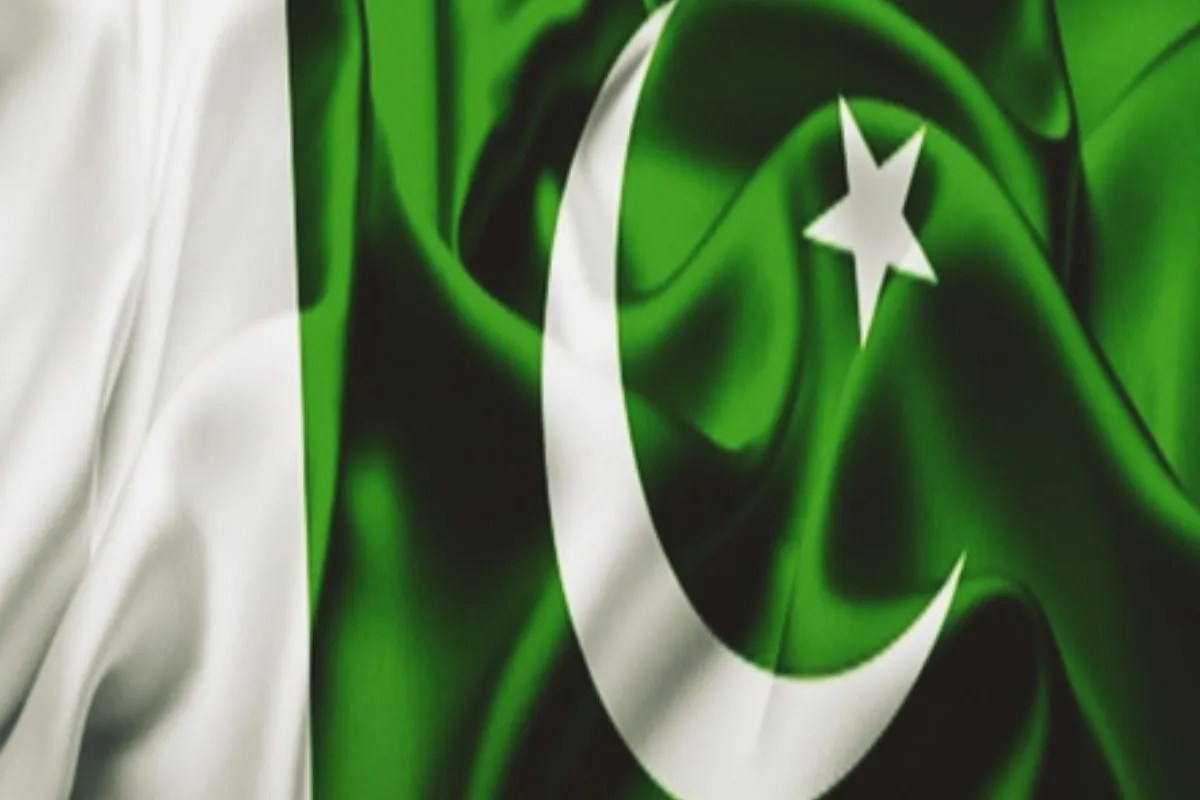 गहरे आर्थिक भंवर में पाकिस्तान: तेल की कीमतों और कर्ज के बोझ ने बढ़ाईं मुश्किलें