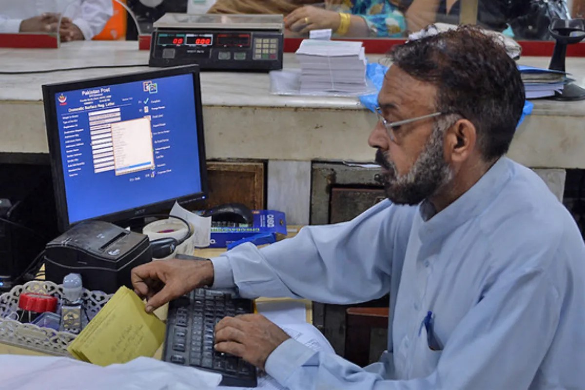 ईरान में चल रहे युद्ध का पाकिस्तान पर पड़ रहा गंभीर असर, कई वर्कर्स के वेतन में 30% तक की हुई कटौती