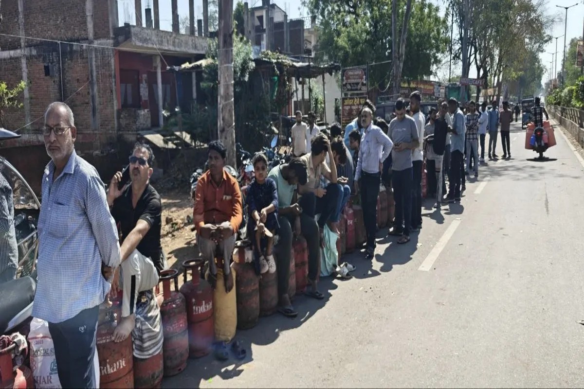 छतरपुर में रसोई गैस का संकट: कागजों में स्टॉक फुल, लेकिन शहर की सड़कों पर 8000 परिवारों की लंबी वेटिंग