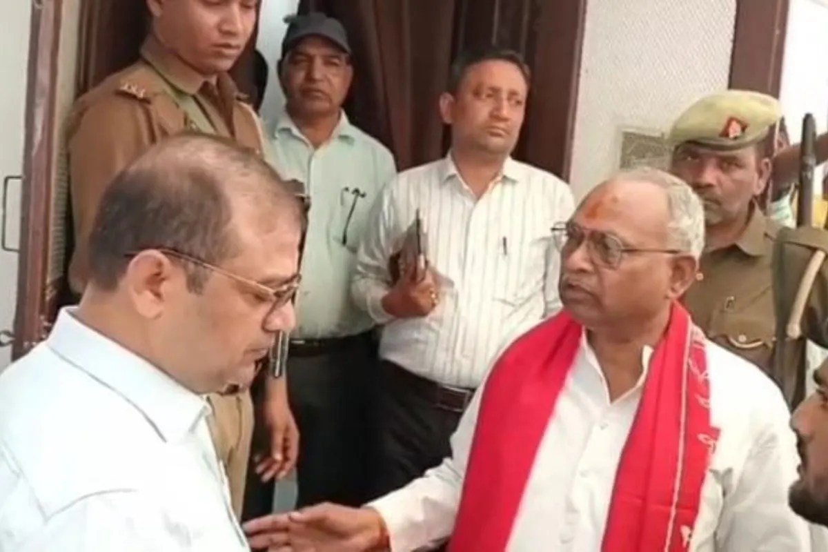 वोटर लिस्ट से नाम कटा तो भड़के पूर्व विधायक समर्थकों संग DM ऑफिस पहुंचे; 16 मार्च से धरने पर बैठने का ऐलान