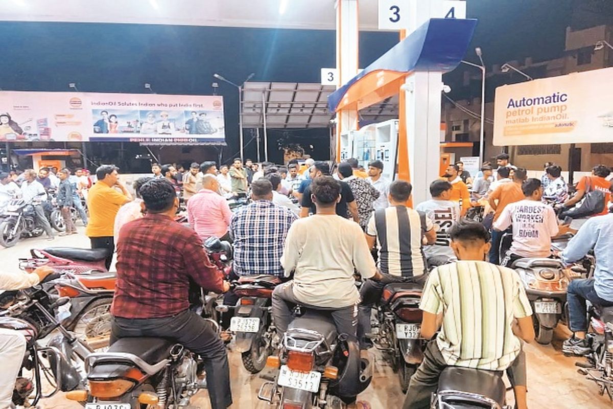 शाम होते-होते पेट्रोल पंपों पर उमड़ पड़ी भीड़…प्रशासन को करनी पड़ी लोगों से अपील…, स्टॉक पर्याप्त, घबराएं नहीं
