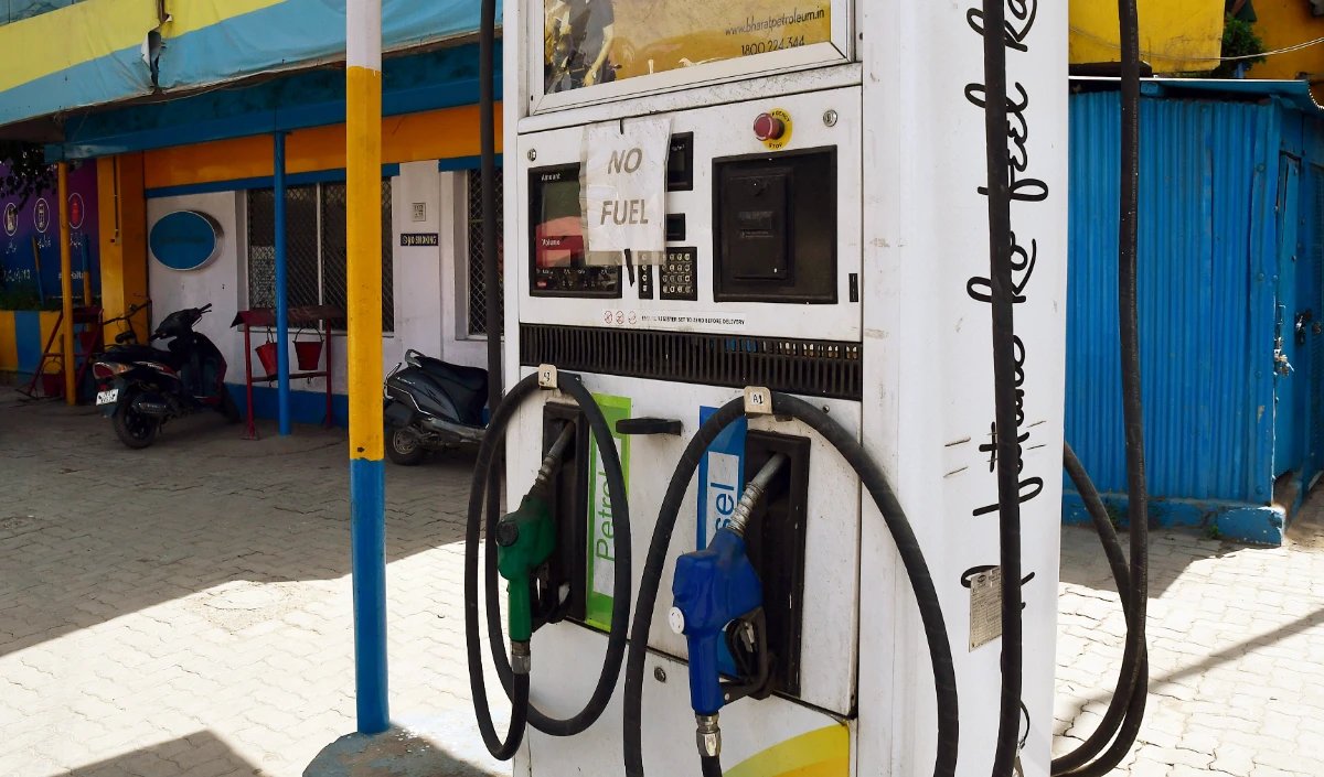 कच्चे तेल की मार! घाटा कम करने के लिए OMCs का बड़ा दांव, रिफाइनरियों को आयात दरों से कम भुगतान की तैयारी