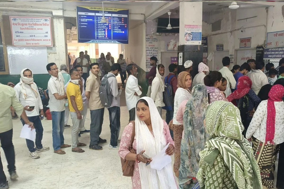 अलवर जिला अस्पताल में मरीजों की भीड़, ओपीडी और दवाई काउंटर पर लगी लंबी कतारें