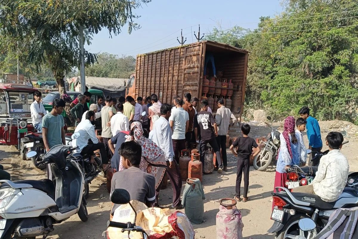 ईरान-अमेरिका व इजराइल युद्ध का असर: गैस की भारी किल्लत,  लग रही लोगों की लंबी लाइन 