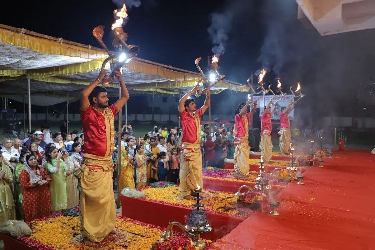 गांधीनगर में चैती दुर्गा पूजा महोत्सव का शुभारंभ, गंगा घाट शैली की भव्य आरती ने बांधा समां
