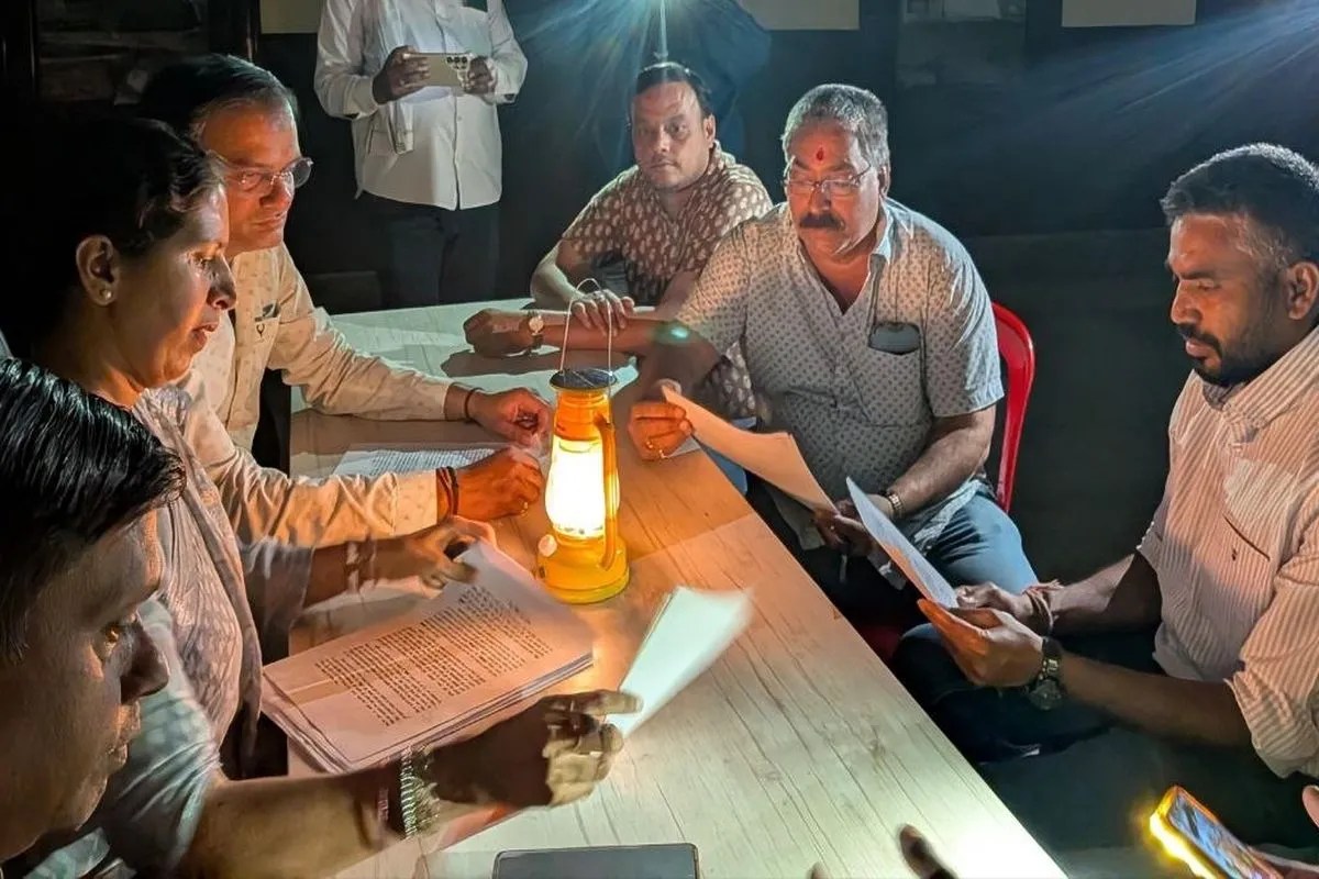 मप्र विद्युत नियामक आयोग का फैसला : बिजली बिल देगा करंट, कांग्रेस ने लालटेन में बैठक कर जताया विरोध