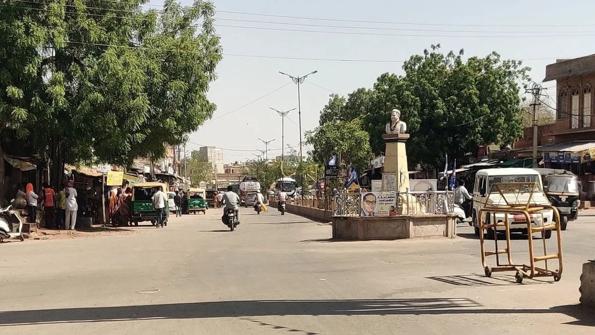 पोकरण में धूप की मार, एसी दफ्तरों के बाहर परिवादी पसीने में बेहाल