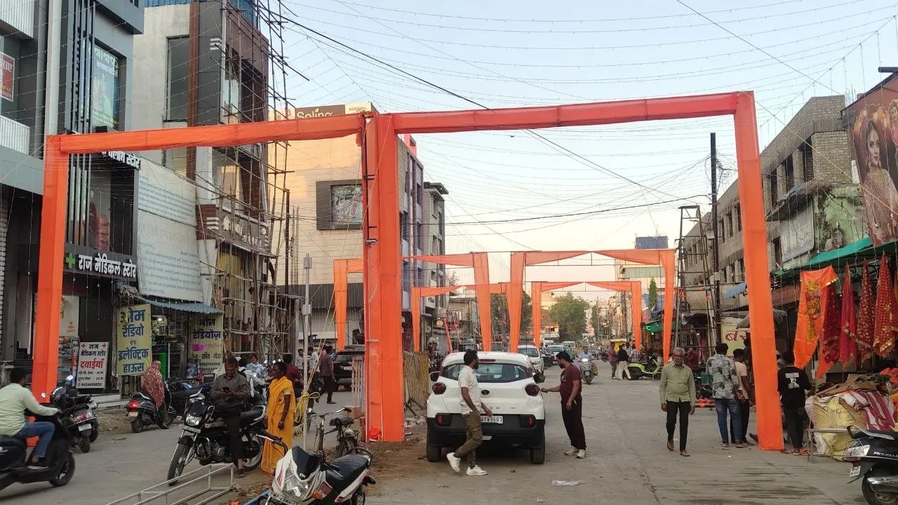 हनुमान जयंती की तैयारी में भगवामय हुआ गंज