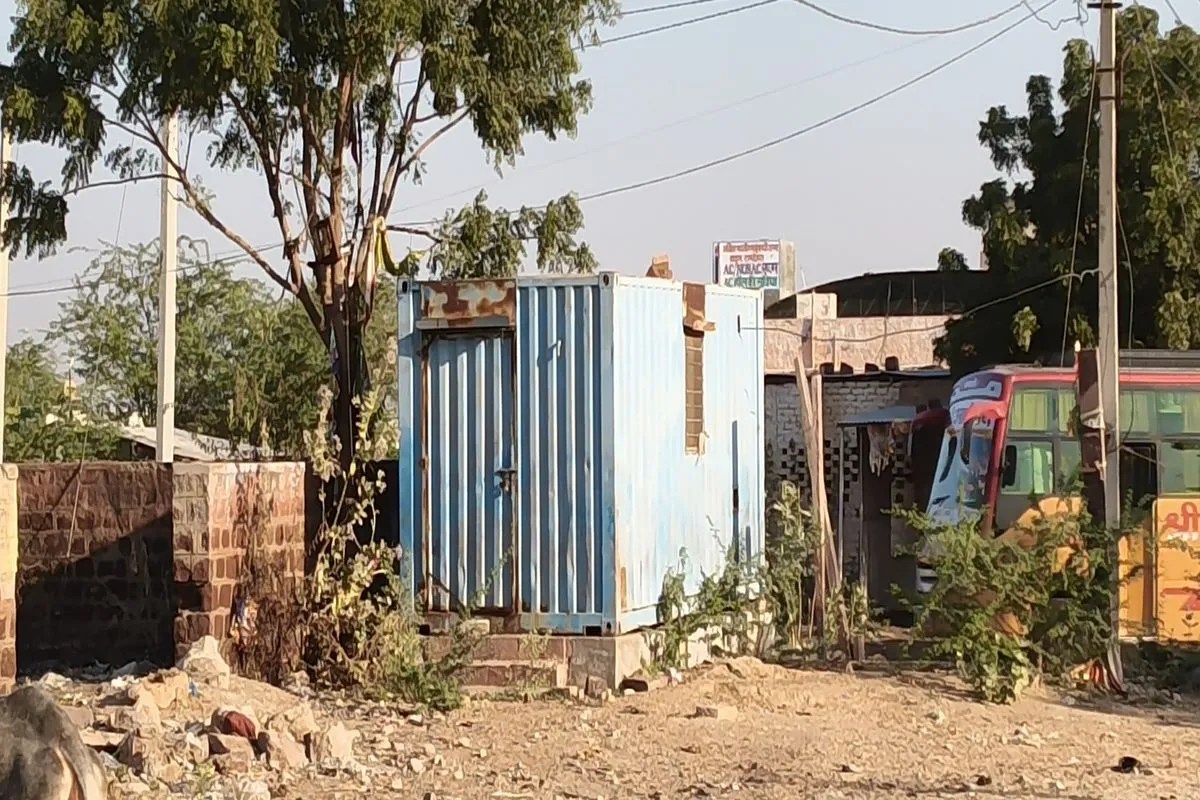 बड़ी धनराशि खर्च के बाद भी आरओ प्लांट बंद, ग्रामीणों को नहीं मिल रहा पानी