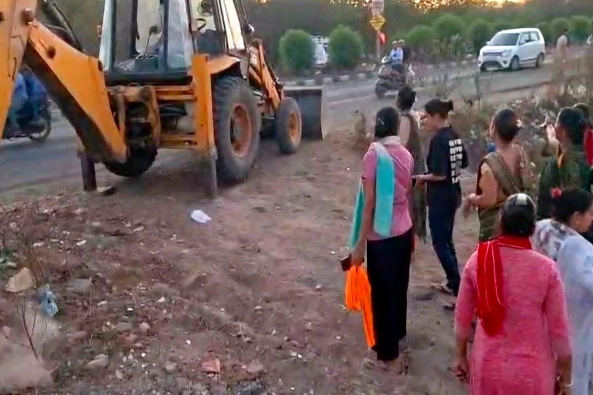 शराब दुकान के खिलाफ महिलाओं का ‘गड्ढा आंदोलन’, दे डाली उग्र आंदोलन की चेतावनी