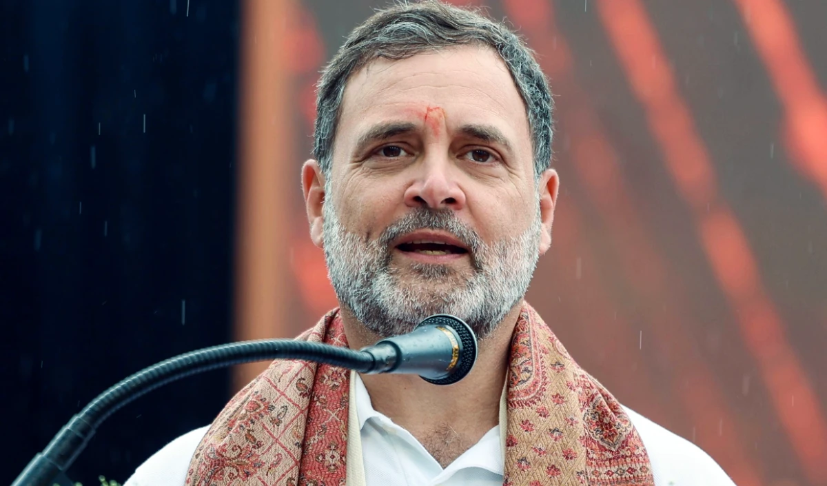 सियासत के बीच सादगी! चाय के बागानों में महिलाओं के बीच पहुंचे Rahul Gandhi, मशीन से पत्तियां तोड़ना भी सीखा