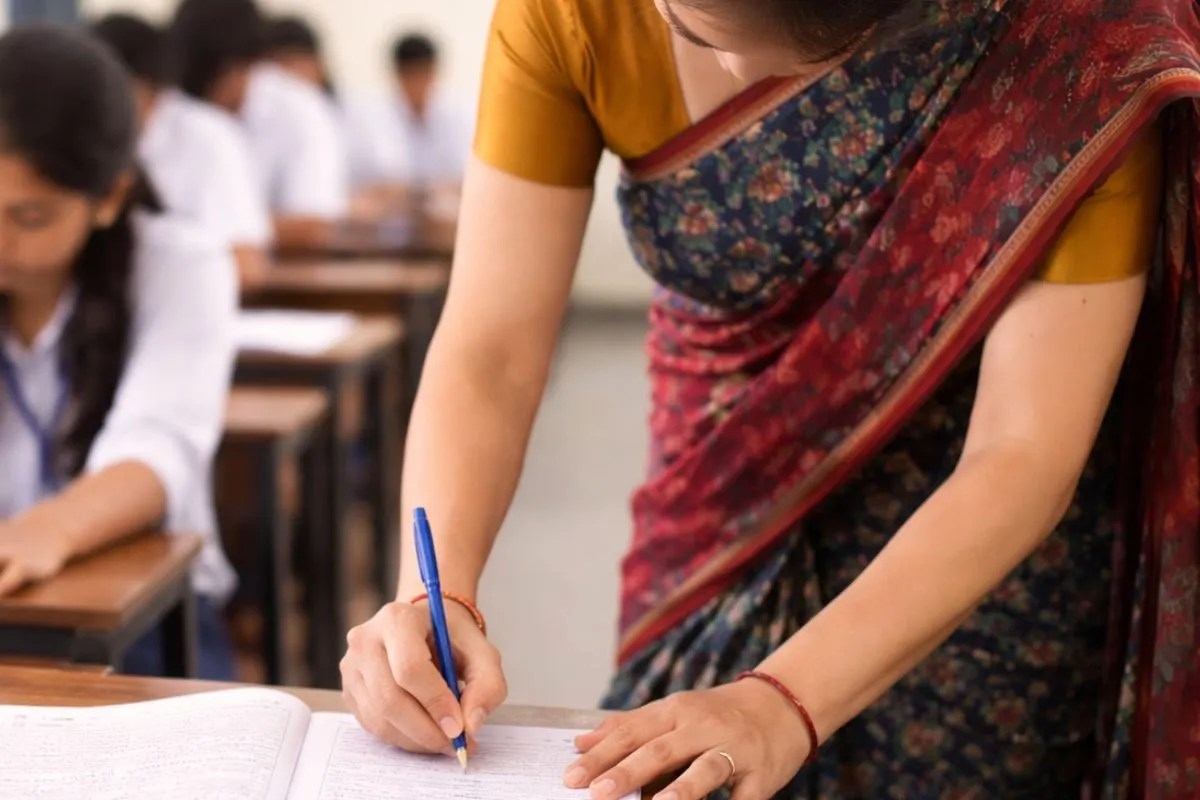 Rajasthan News: LLB की परीक्षा में बांट दिया एमकॉम का पेपर, स्टूडेंट्स का हंगामा; हरकत में आया प्रशासन