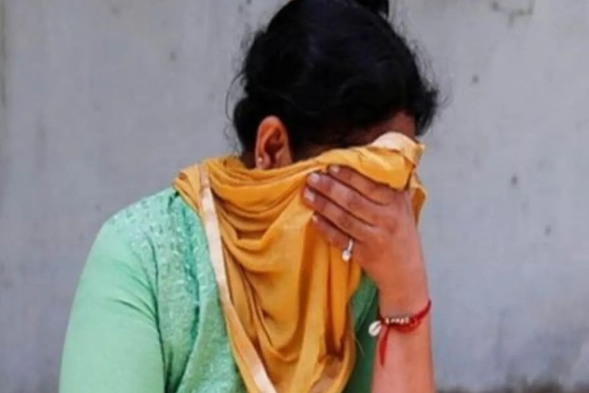 प्लॉट के बहाने महिला को कार में बैठाया आरोपी, साथियों के साथ मिलकर किया रेप, फिर समान लेकर हुआ फरार