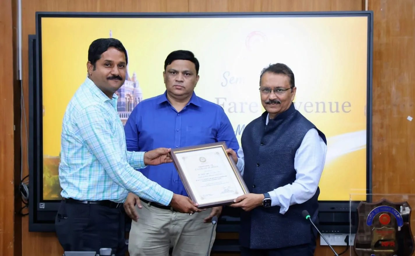 गैर-किराया राजस्व में राजकोट के वरिष्ठ मंडल वाणिज्य प्रबंधक मीना को पुरस्कार