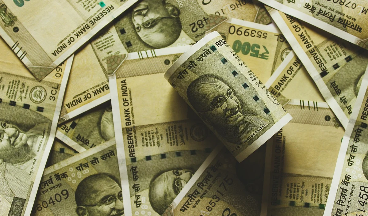 दुनिया में हाहाकार! रुपया ऐतिहासिक निचले स्तर 94 के करीब पहुँचा, कच्चे तेल के ‘शॉक’ और ग्लोबल तनाव ने बढ़ाई मुश्किलें