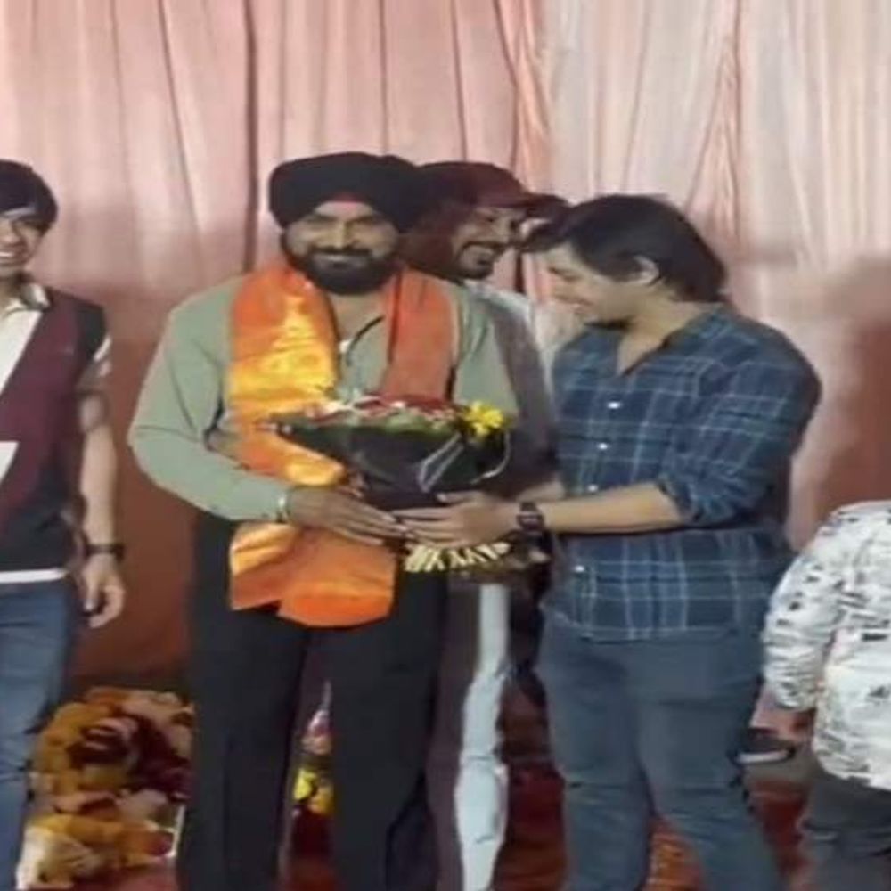 हेड कॉन्स्टेबल के बर्थडे पर बदमाशों ने दिए गुलदस्ते:इंदौर में गले लगकर फोटो खिंचवाए; फोटो वायरल, जांच शुरू