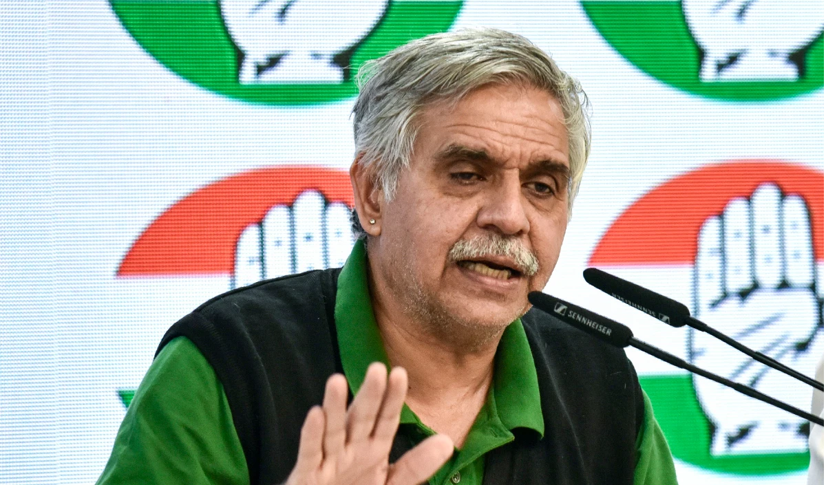 Kejriwal की ‘ईमानदार’ Holi से सियासत गरम, Sandeep Dikshit बोले- त्योहारों को तो बख्श दीजिए