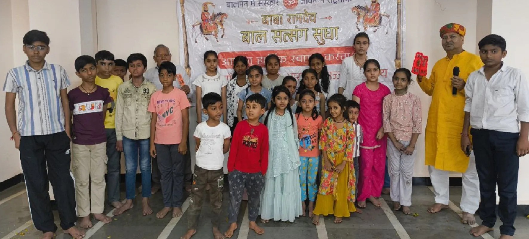 भजनों की मधुर धुनों के बीच बच्चों ने खेली फूलों की होली