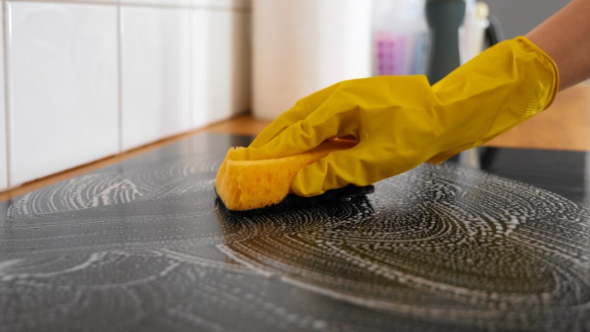 किचन स्लैब के जिद्दी दाग-धब्बे हटाएं, महज 1 रुपए में चकाचक साफ हो जाएगा स्लैब, जरूर आजमाएं जुगाड़ू तरीका