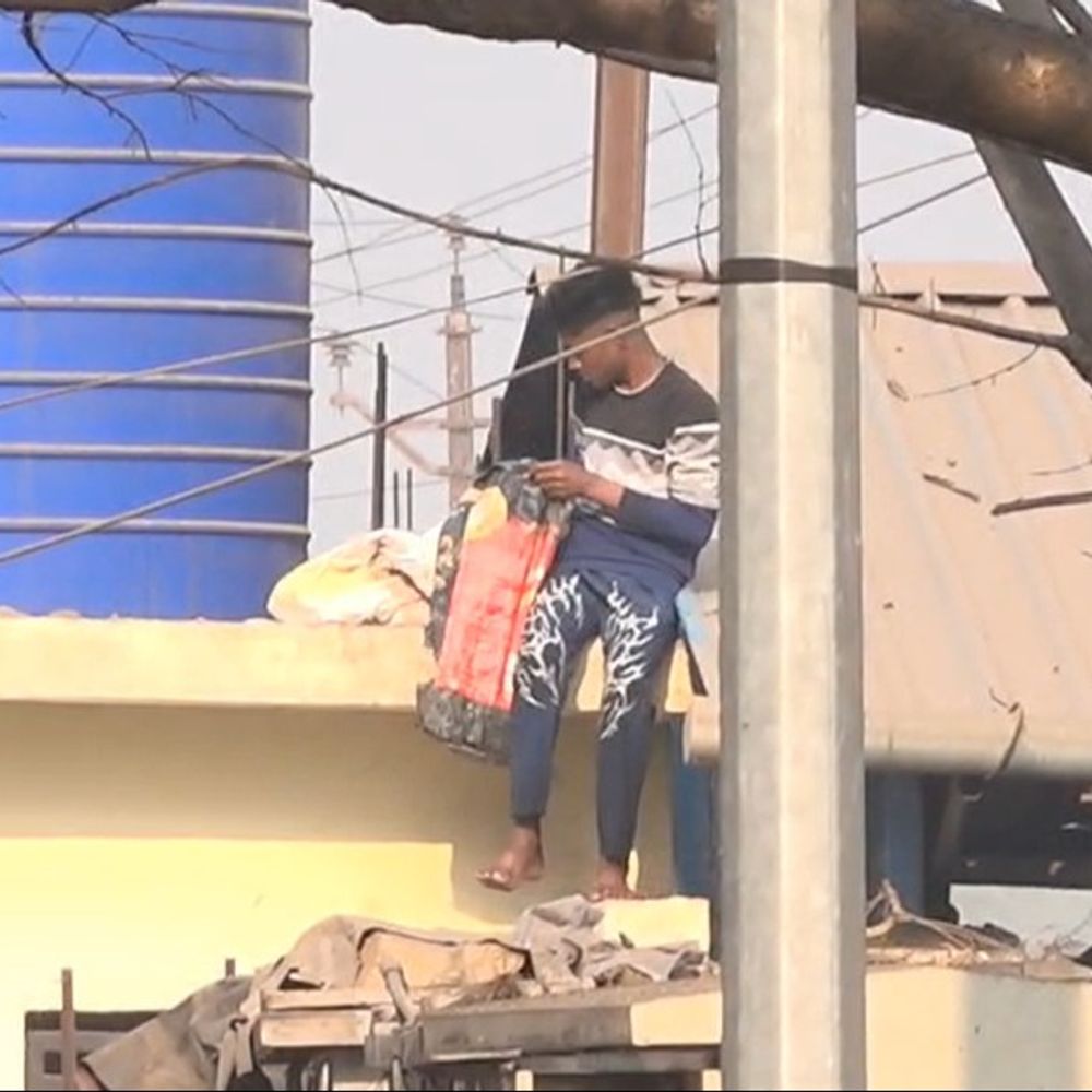 वीडियो: आमानाका चौपाटी बनी शराबियों का अड्डा:कांग्रेस ने जारी किया वीडियो; दुकानों में बोरी भरकर बिक रही अवैध शराब