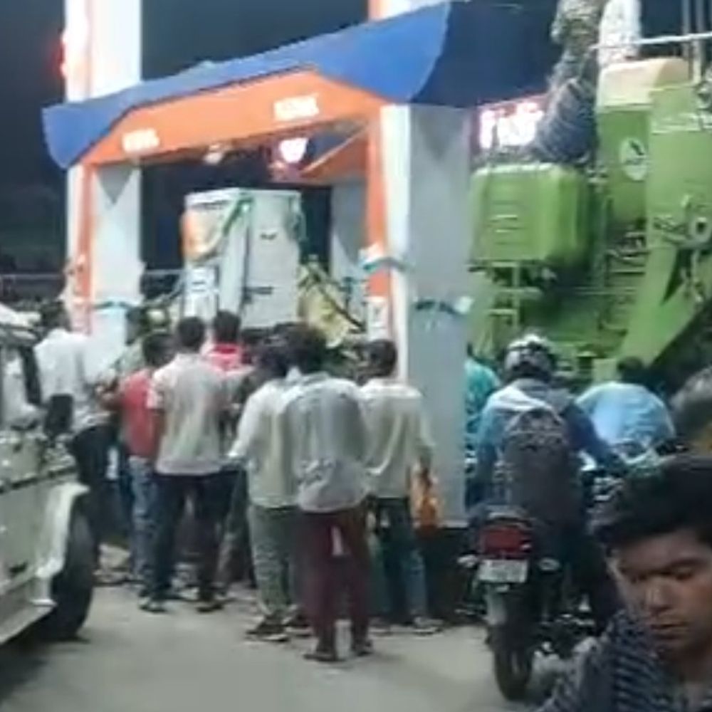 छिंदवाड़ा में पेट्रोल-डीजल की पैनिक खरीदी:अफवाह के बाद पंपों पर रात 3 बजे तक लगी भीड़; दोपहिया वाहनों को मिल रहा 300 रुपए का पेट्रोल