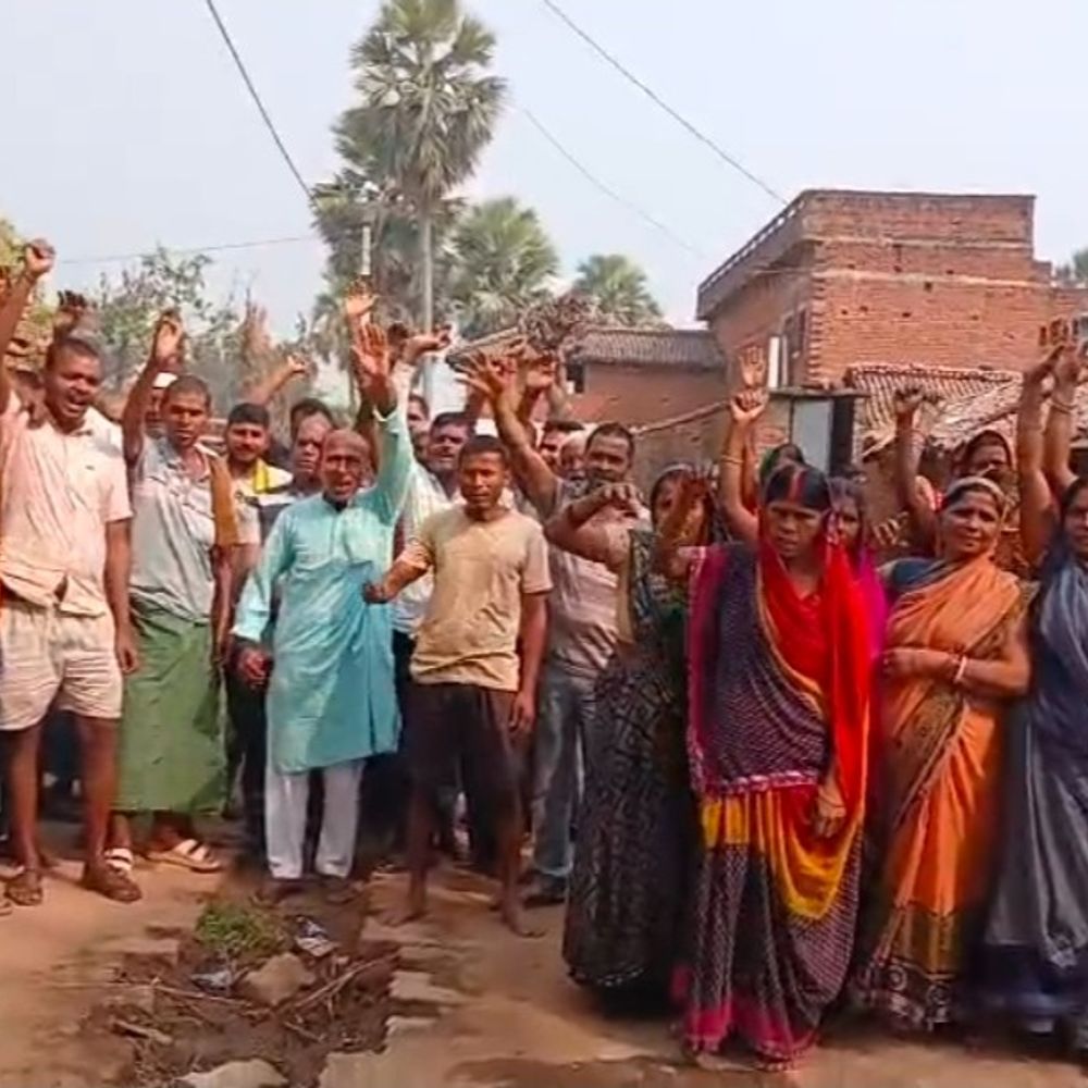 एक महीने पहले हुई चोरी, चोरों की गिरफ्तारी नहीं:औरंगाबाद में गुस्साए ग्रामीणों ने किया प्रदर्शन, पुलिस प्रशासन के खिलाफ नारेबाजी की