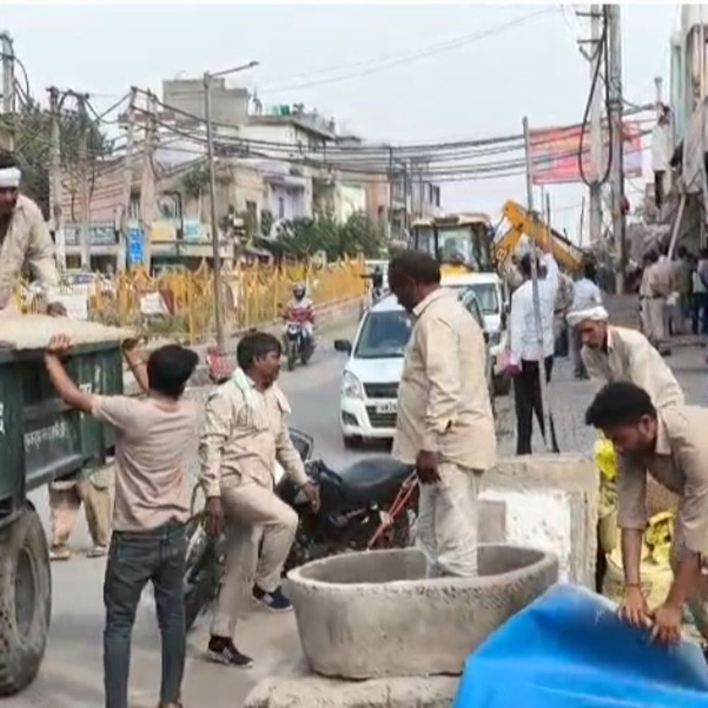 बहादुरगढ़ में अतिक्रमण पर एक्शन:वेस्ट जुआ ड्रेन रोड से हटाए कब्जे, दुकानदारों के कटे चालान, सामान बचाने की गुहार लगाती दिखी महिला।