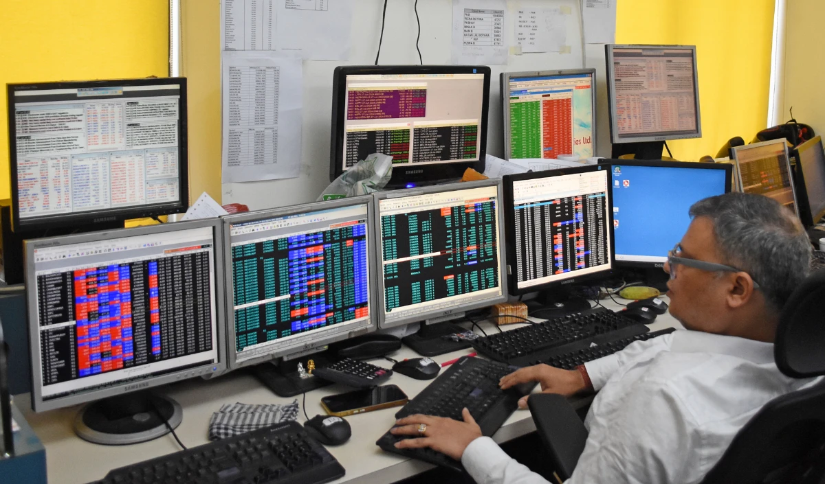 Share Market Opening Bell | शेयर बाजार में ‘ब्लैक वेडनेसडे’! युद्ध के डर से सेंसेक्स 1700 पॉइंट टूटा, निवेशकों के 9.3 लाख करोड़ डूबे