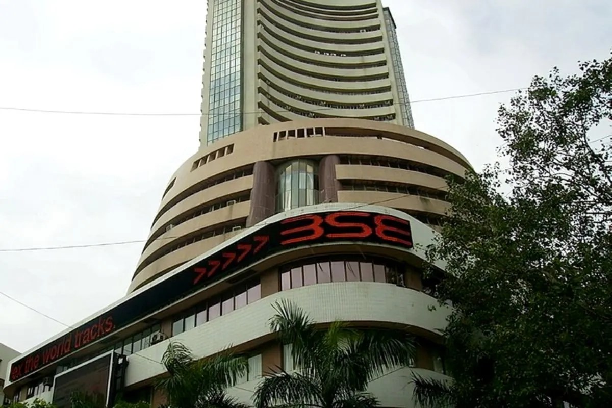 Share Market में दिख रही तेजी, ऑटो शेयर सबसे अधिक उछले, आईटी में गिरावट, जानें बाजार का हाल