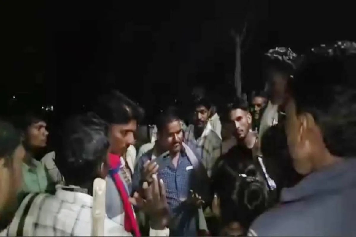 बच्चा चोर की दहशत, शादी कराने आए दलालों को ग्रामीणों ने पकड़ा