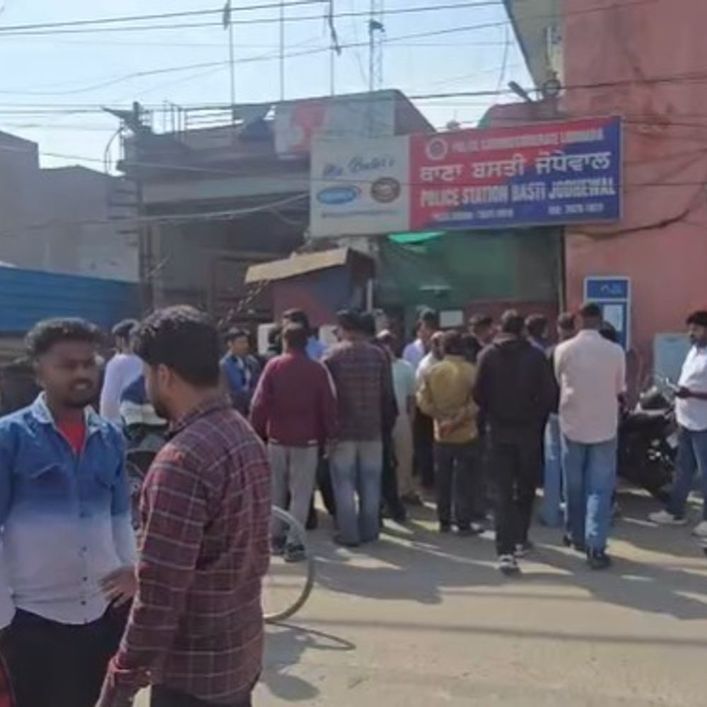 मारपीट से आहत हो किया था सुसाइड, दोनों आरोपियों की गिरफ्तारी को लेकर रोष प्रदर्शन