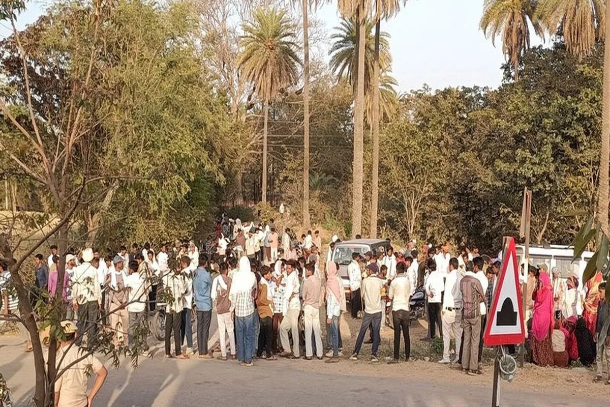 थाने के बाहर पथराव, पुलिस ने हल्का बल प्रयोग कर भीड़ को खदेड़ा