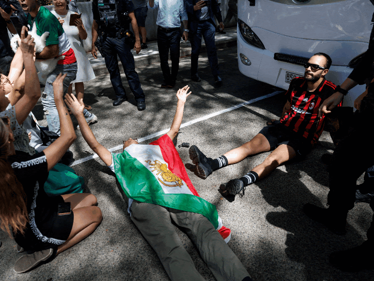 खामेनेई की तस्वीर लेकर सड़कों पर रोती महिलाएं:ईरानी महिला फुटबॉलरों को बचाने के लिए ऑस्ट्रेलिया में प्रदर्शन; PHOTOS-VIDEO में जंग के 10 दिन