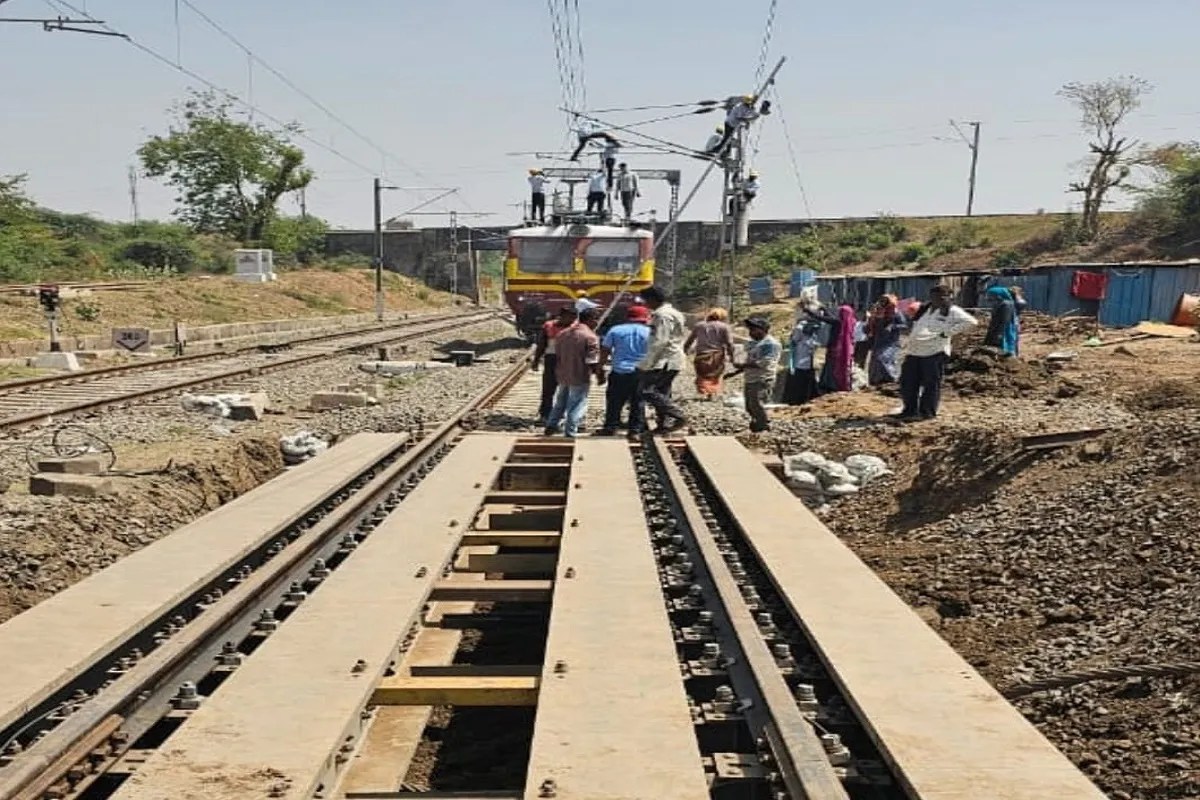 आणंद-गोधरा खंड के लेवल क्रॉसिंग नं. 54ए पर रिलीविंग गर्डर लॉन्च