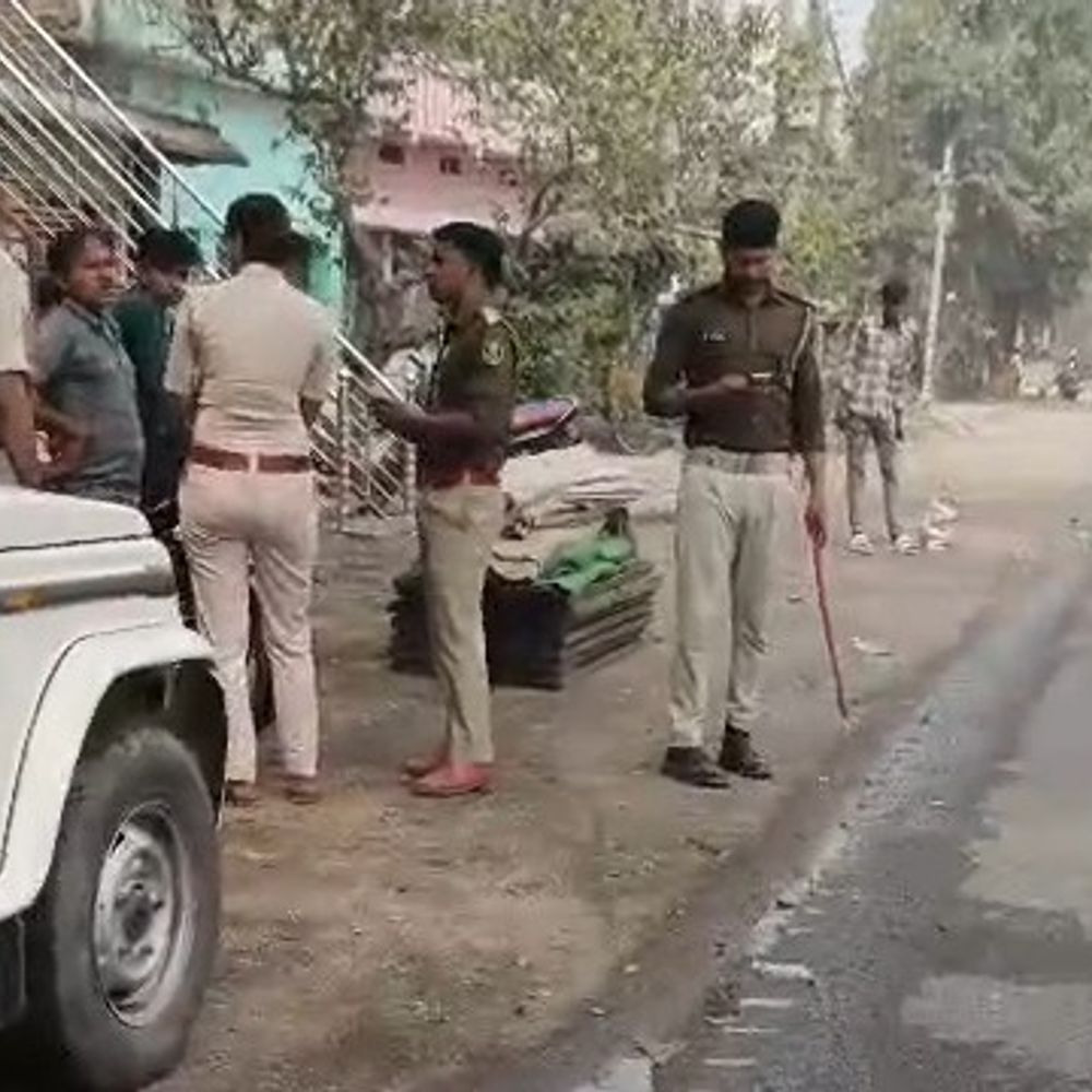 औरंगाबाद में पुलिस पर बदसलूकी का आरोप:वाहन जांच के लिए कार सवारों को रोका था, महिला ने कहा- पुलिस ने अभद्र भाषा में बात की