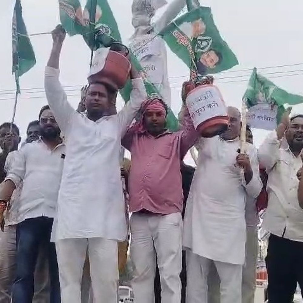 औरंगाबाद में गैस किल्लत के खिलाफ राजद का प्रदर्शन:दाउदनगर में प्रधानमंत्री का पुतला फूंका, बोले- गलत विदेश नीति के कारण LPG संकट