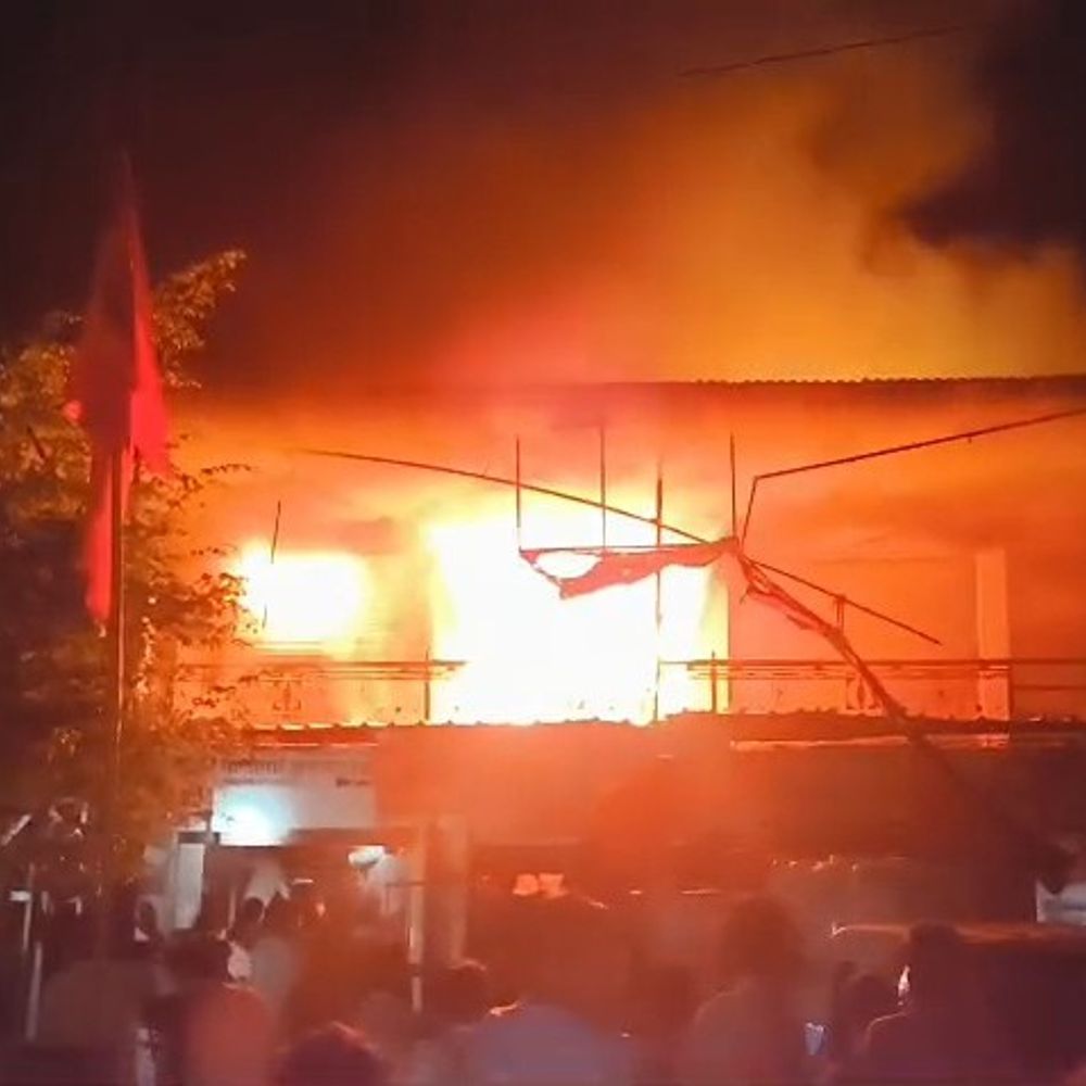 बाड़मेर मैन मार्केट की चार दुकानों में लगी आग:लाखों का सामान राख; दमकल नहीं होने से बुझाने में आई परेशानी