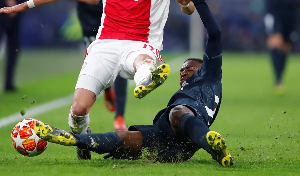 फुटबॉल में Racism पर FIFA का बड़ा एक्शन, मुंह ढककर स्लेजिंग करने वाले खिलाड़ीयों पर लगेगा बैन