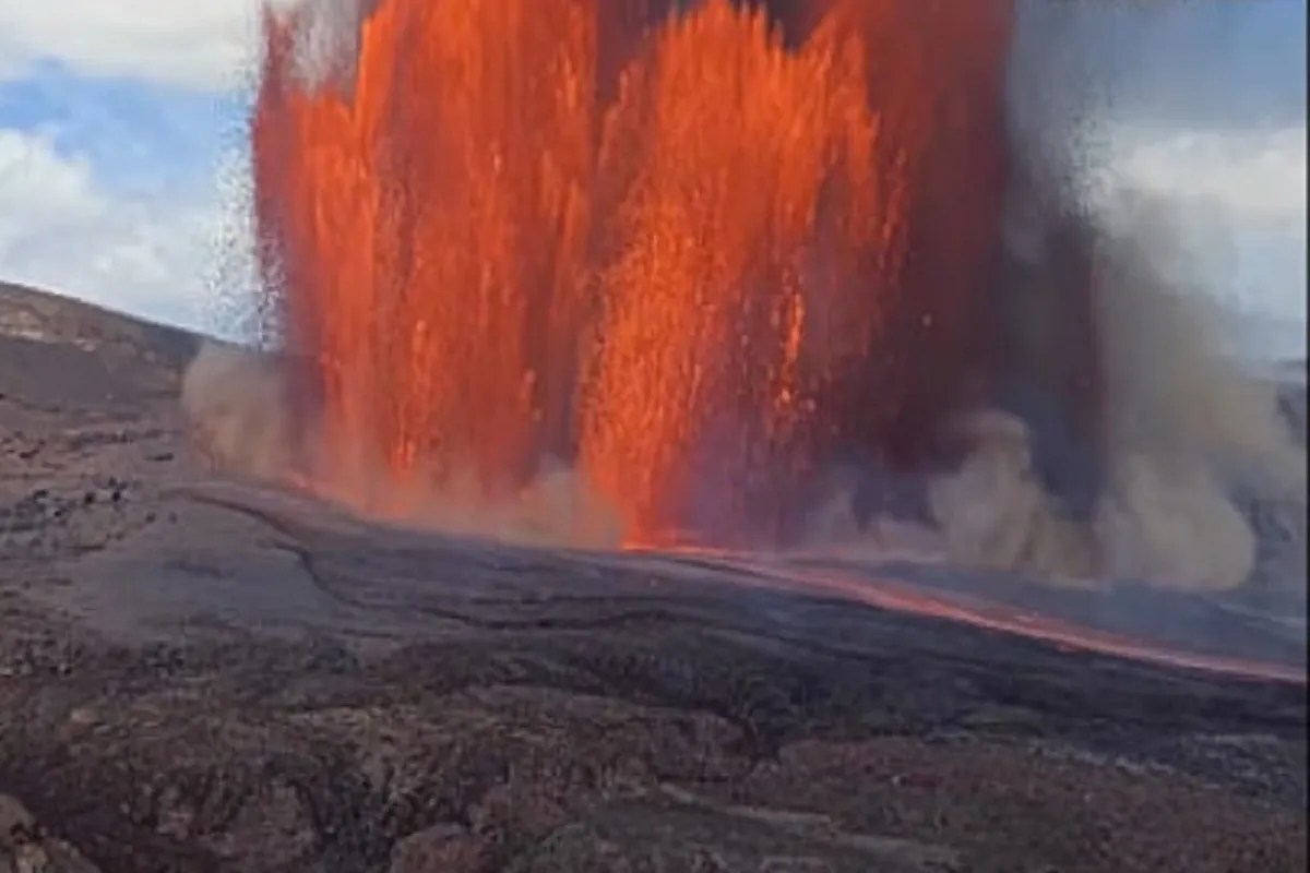 दुनिया के सबसे सक्रिय ज्वालामुखी में फिर हुआ विस्फोट, 1,000 फीट ऊंची उठी लावा की लपटें