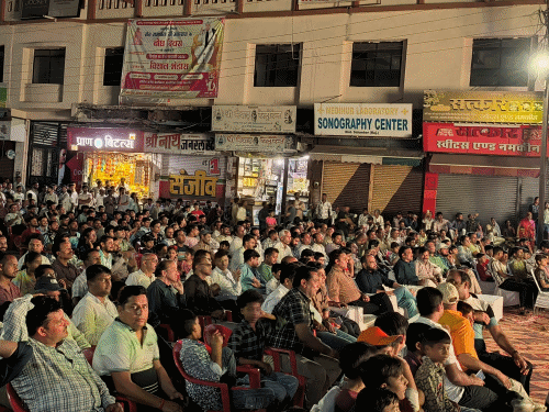 भारत-न्यूजीलैंड मैच के लिए सलूम्बर प्रशासन ने लगवाई बड़ी स्क्रीन:सैकड़ों लोगों ने देखा लाइव मैच, भारतीय खिलाड़ियों के चौके-छक्कों पर जमकर हुई हूटिंग