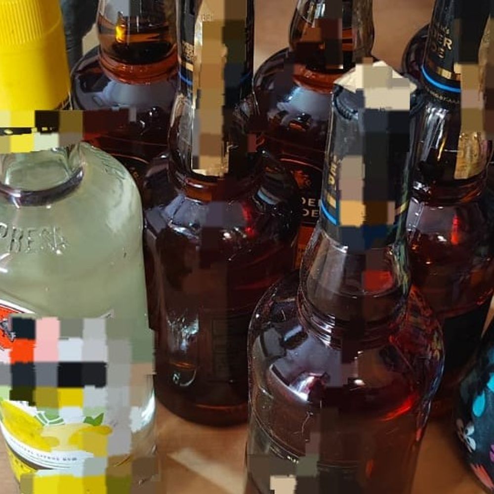 भवानीपुर में सात बोतल विदेशी शराब बरामद:छापेमारी के दौरान तस्कर फरार, तलाश में जुटी पुलिस