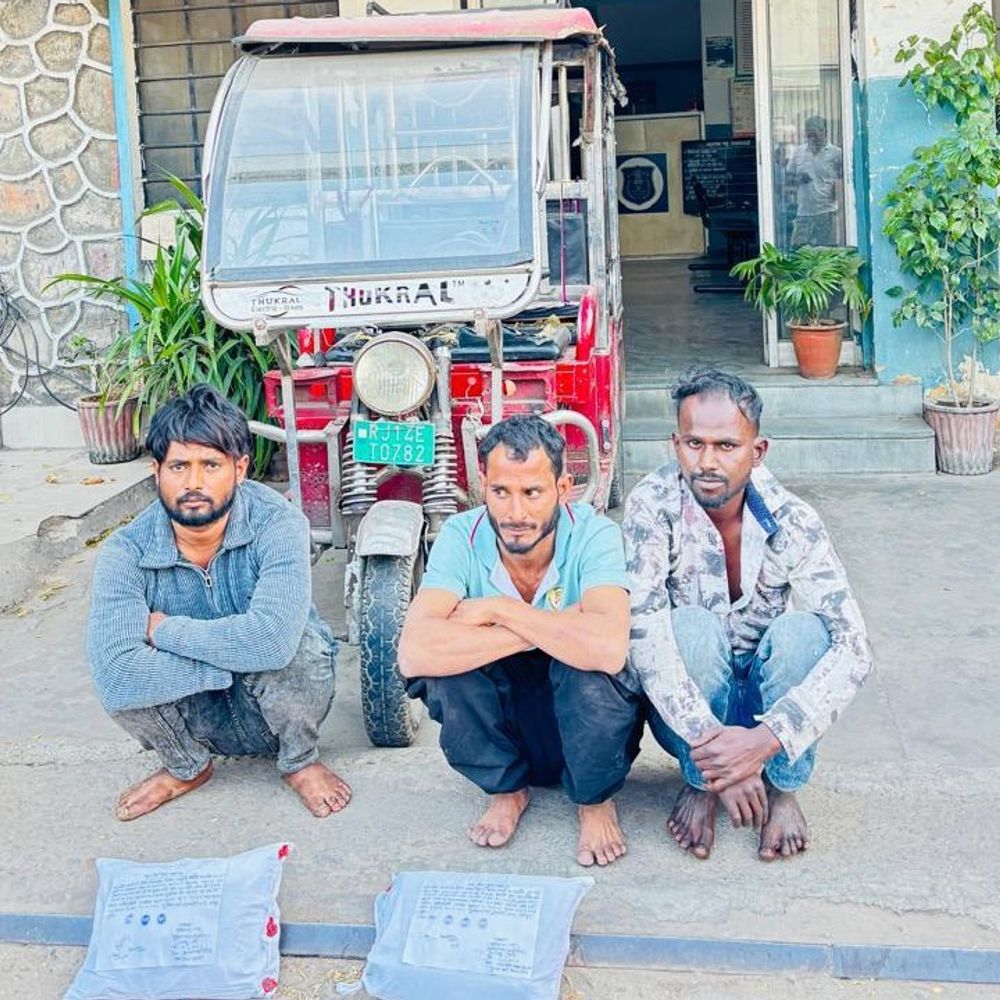 शराबियों को टारगेट कर लूट करने वाले गिरोह का पर्दाफाश:पुलिस ने 3 बदमाश दबोचे; बैटरी-रिक्शा में बैठाकर सुनसान जगह ले जाते, मारपीट कर नकदी-जेवर लूटते; कई वारदातें कबूली