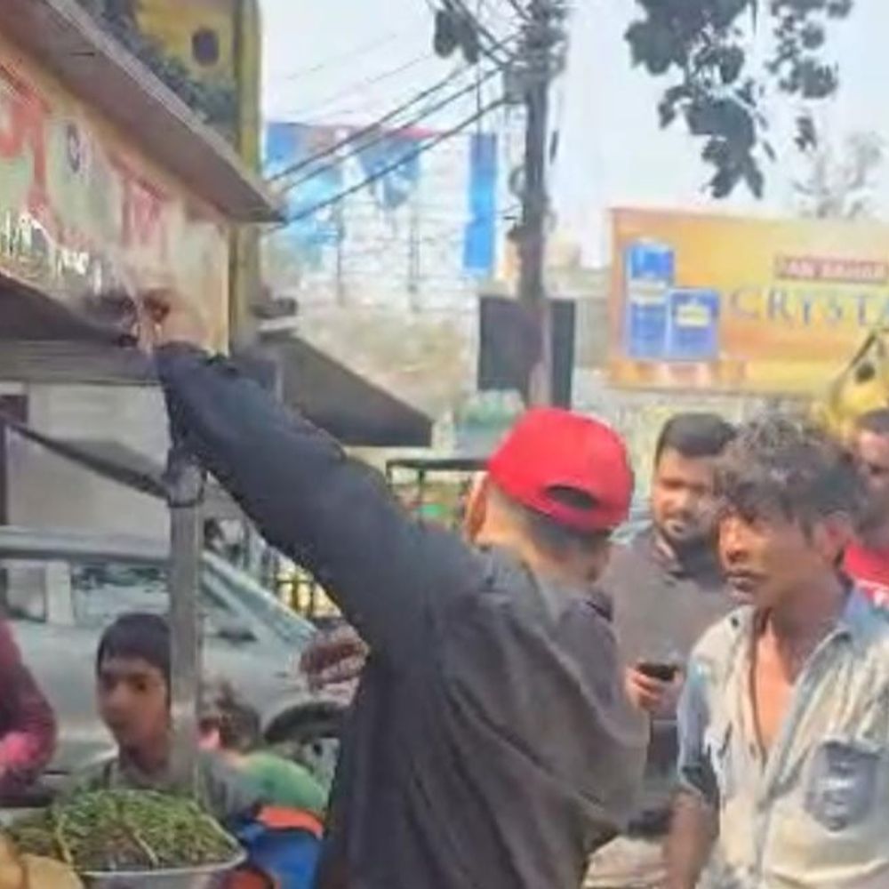 मुस्लिम दुकानदार, हिंदू नेमप्लेट लगाकर बेच रहा था कचौरी:मेरठ में बजरंग दल का हंगामा, ठेले से उतरवाए स्टीकर