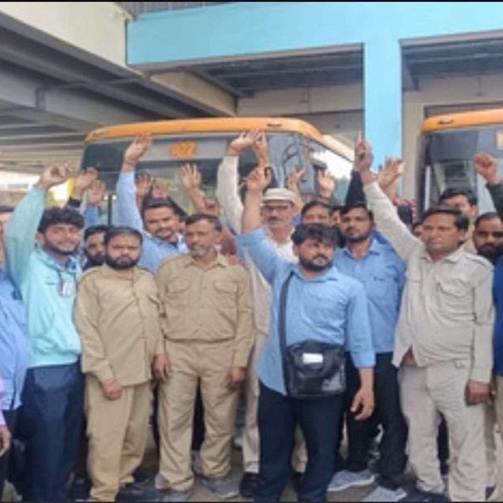 मेरठ में ऑटो चालकों ने बस कंडक्टर को पीटा:नमो भारत के साउथ स्टेशन पर सवारी बैठाने को लेकर हुआ विवाद, घंटो बंद रही इलेक्ट्रोनिक बसें