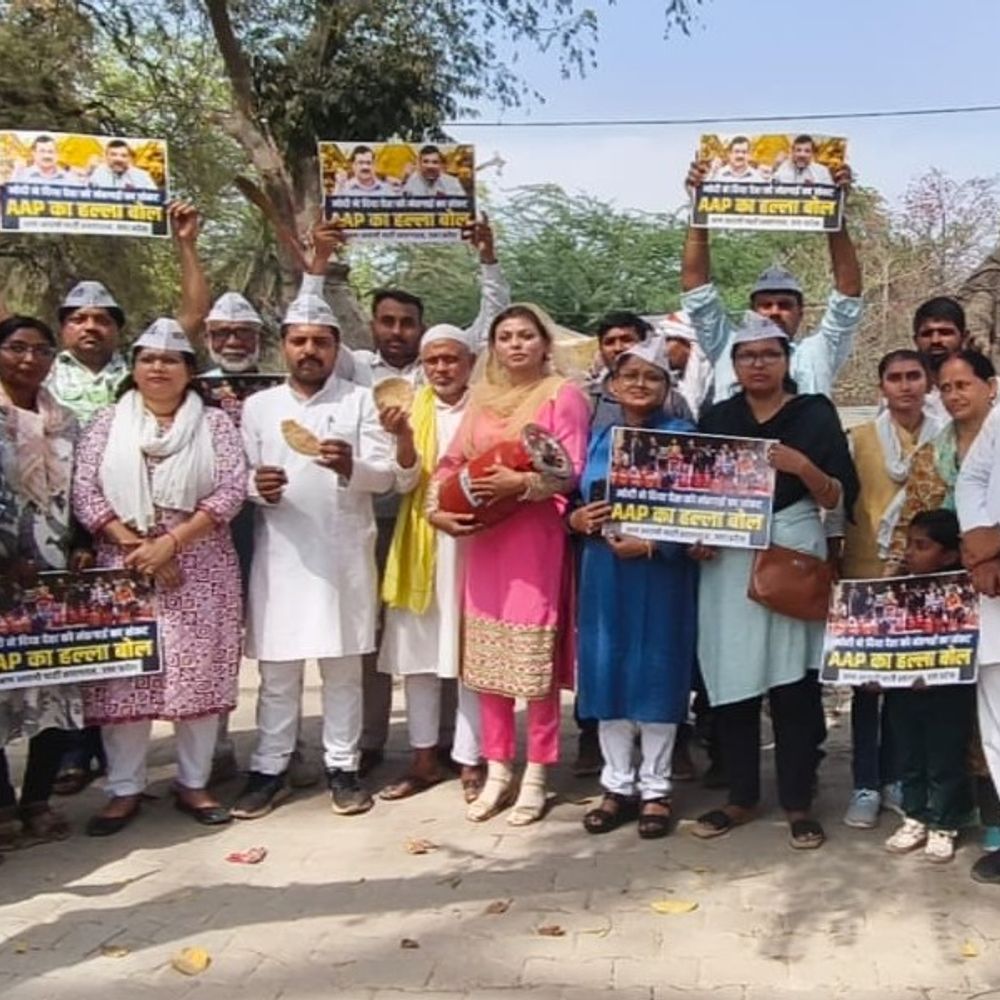 हाथो में रोटी ,गैस-सिलेंडर लेकर AAP ने किया प्रदर्शन:गैस की किल्लत को लेकर जताया विरोध, राष्ट्रपति के नाम सौंपा ज्ञापन