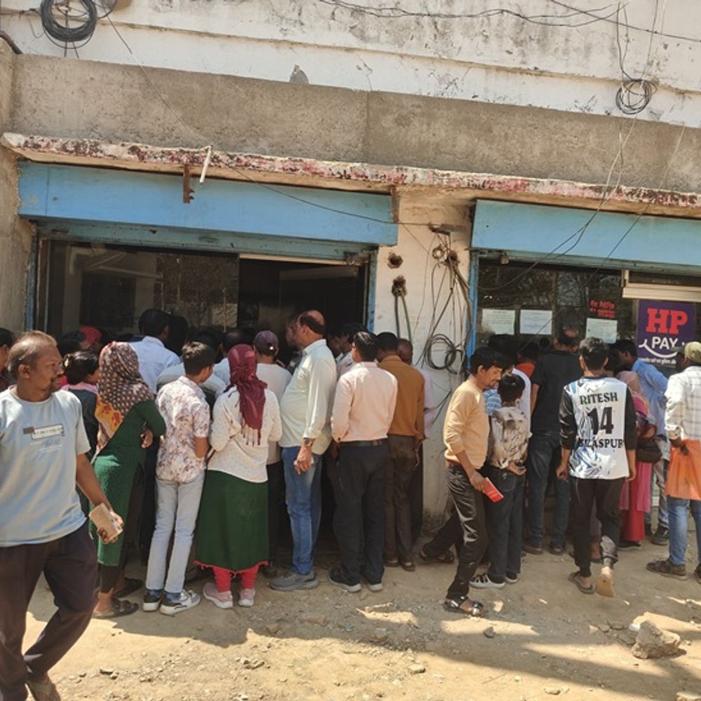 सरगुजा में सप्लाई के बाद भी गैस की किल्लत…दोगुनी बुकिंग:कमर्शियल सिलेंडर बंद, होटल संचालक लकड़ी के चूल्हे जला रहे, ब्लैक में बिक रहे सिलेंडर