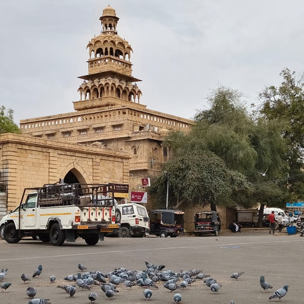 जैसलमेर में आज बारिश का येलो और कल ऑरेंज अलर्ट:जैसलमेर में बादलों का डेरा, 50 की रफ्तार से चलेगी हवाएं