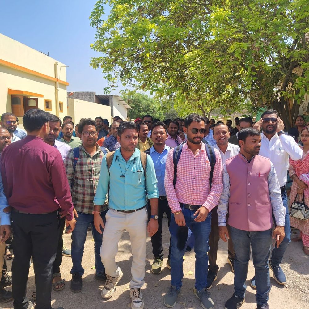 शिक्षा मंत्री के घर का अतिथि शिक्षकों ने किया घेराव:सरगुजा-कांकेर समेत कई जिलों से पहुंचे विद्यामितान; नियमितिकरण, समान वेतन और ग्रीष्मकालीन मानदेय की मांग